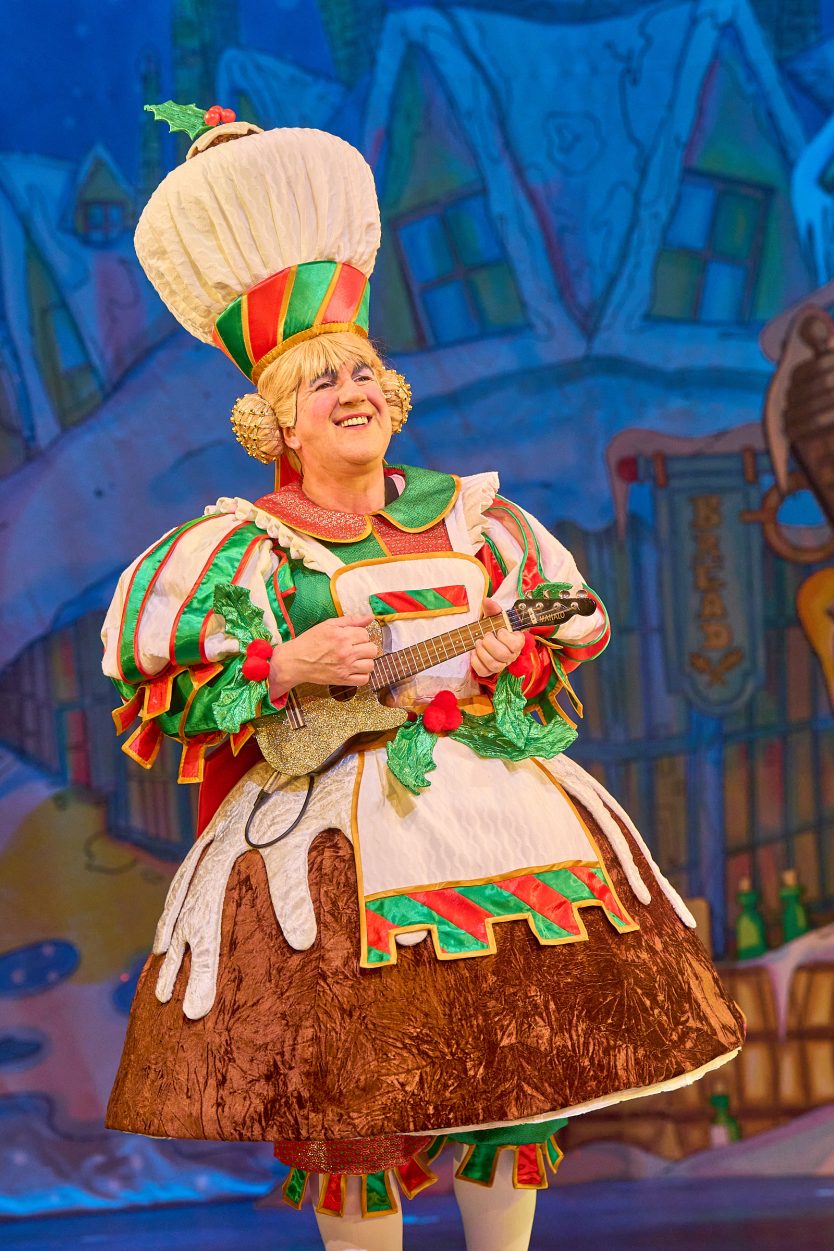 John Elkington as Sarah the Cook (Photo Manuel Harlan) 