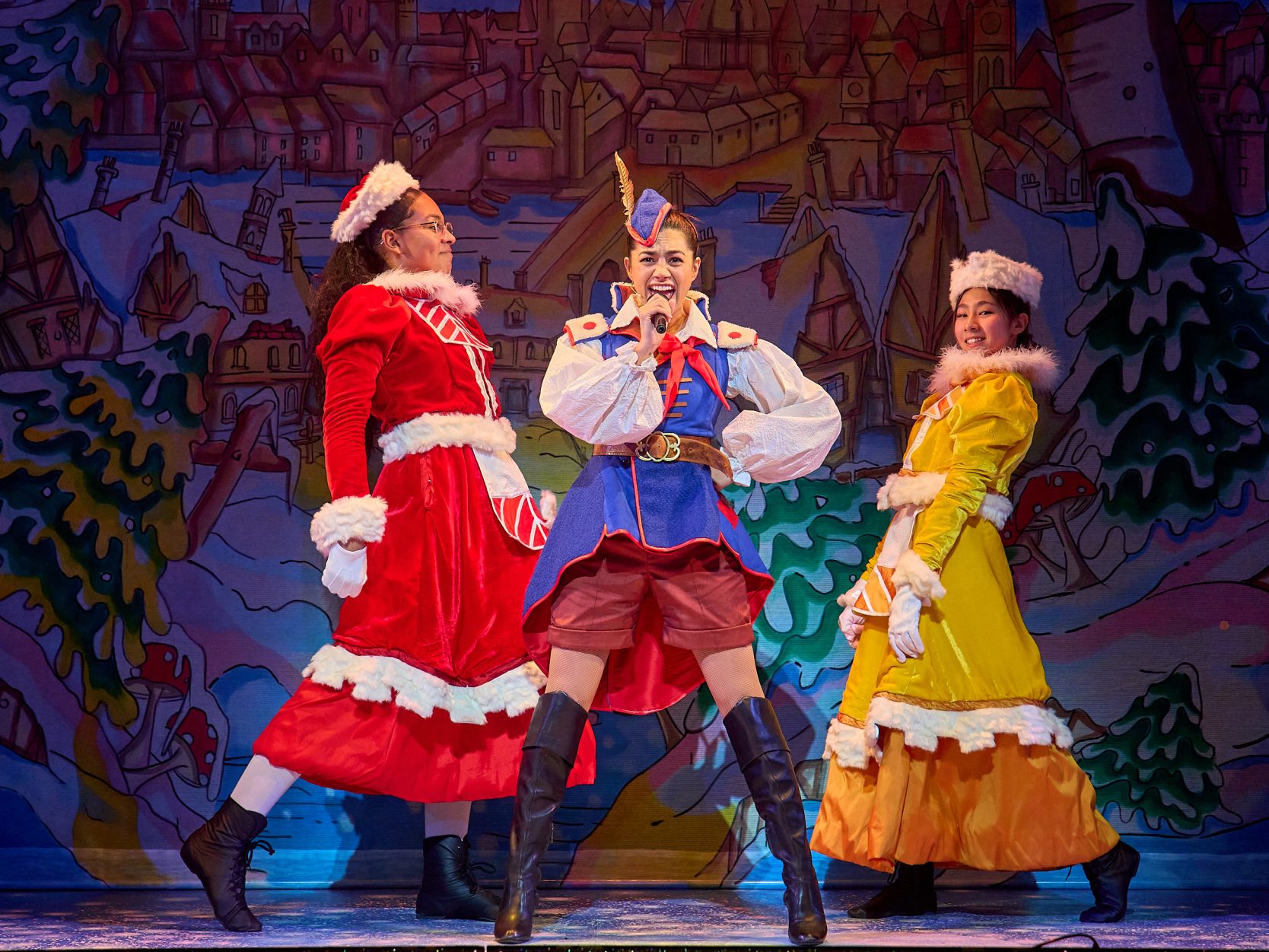 Lisa Ambalavanar as Dick Whittington & members of the youth chorus (Photo Manuel Harlan)